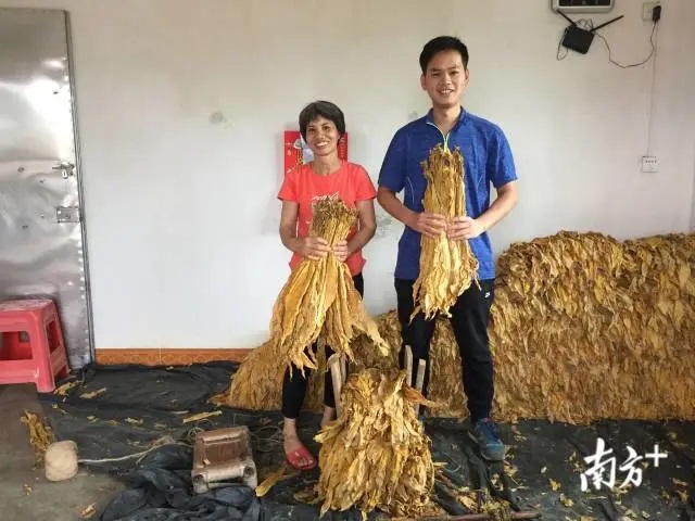 扶贫一线燃烧青春，，，，，“90后”第一书记为贫困村打造“不走”的事情队