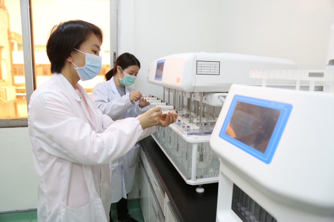 办公桌上的一瓶盐 ——可考究也可以迁就的js33333金沙线路检测研发人董穗娟