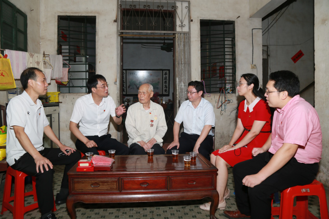 致敬模范，，，，，眷注入心！ ——白云山js33333金沙线路检测“七一”前夕走访慰问老劳模陈雨池同志